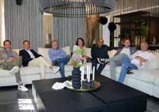 V.l.n.r.: Het verkoopteam (Pascal van Zon, Cees van Schuppen, Rutger Bongers en Karin Nap), eigenaren (Gaurav Bhandari en Bart Bockweg) en Chef-kok Peter Buskens.